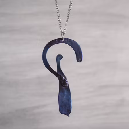 Kvinna, hällristning, halssmycke i titan, blå