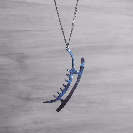 Skepp, hällristning, halssmycke i titan, blå