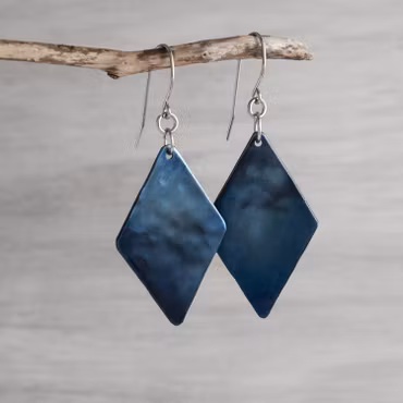 Rombformade örhängen i titan, blå