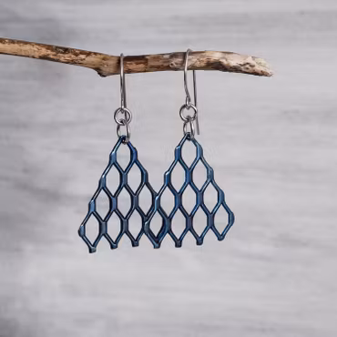 Nättrianglar, örhängen i titan, blå