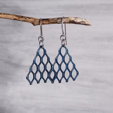 Nättrianglar, örhängen i titan, blå