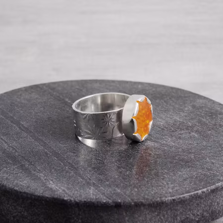 Silverring, blommönstrad, med infattat blinkersglas 19 mm