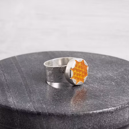 Silverring, blommönstrad, med infattat blinkersglas 18 mm