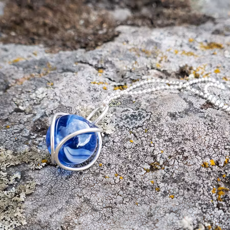 Kulspelaren, halssmycke i silver med blå spelkula