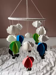 Babymobil av origami: moln och luftballonger