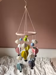 Babymobil av origami: moln och luftballonger