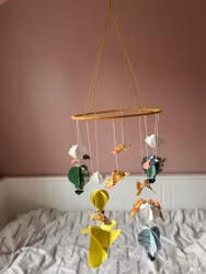 Babymobil av origami: fjärilar, moln och luftballonger