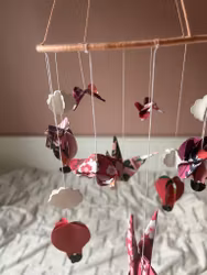 Babymobil av origami: fjärilar, moln och luftballonger