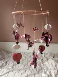 Babymobil av origami: fjärilar, moln och luftballonger