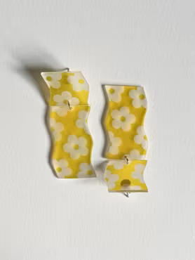 Gula blommiga örhängen