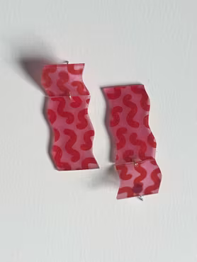 Rosa grafiska örhängen