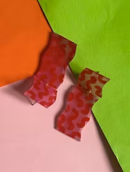 Rosa grafiska örhängen