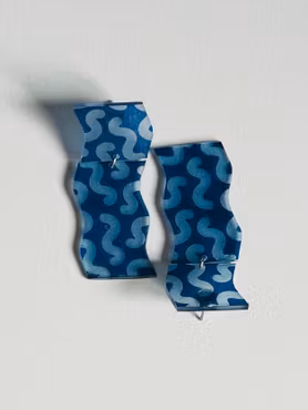 Blå grafiska örhängen