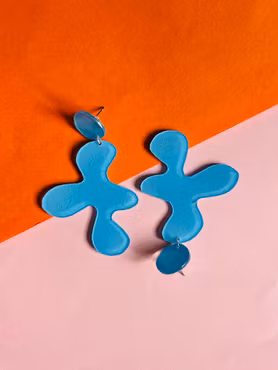 Blå blanka örhängen