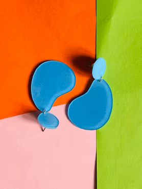 Blå blanka örhängen