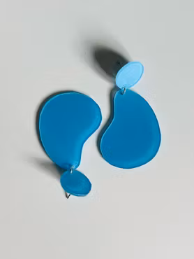 Blå blanka örhängen