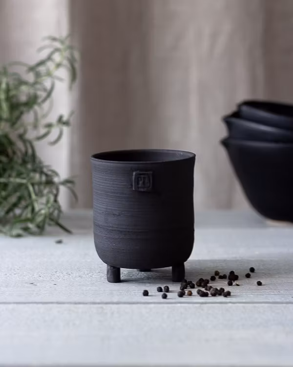 Keramikkruka på fötter BLACK