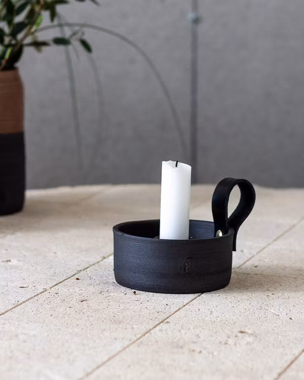Ljusstake med läderdetalj