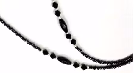 Snöre med svarta stenar