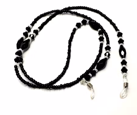 Snöre med svarta stenar