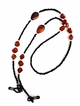 Snöre med svarta och röda stenar