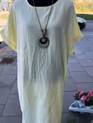 Ester klänning med tillhörande halsband