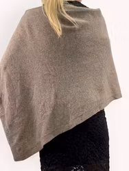 Nino- stickad poncho med knappar