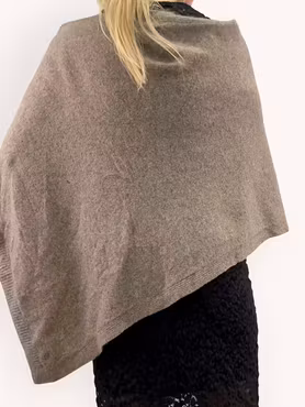Nino- stickad poncho med knappar