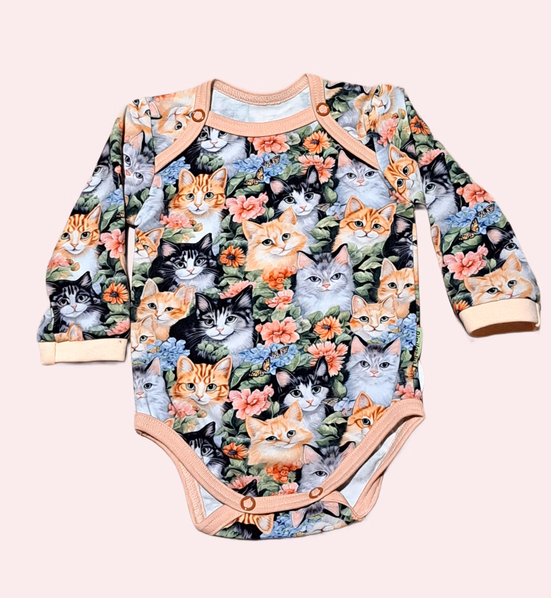 Body med katter i blomhav
