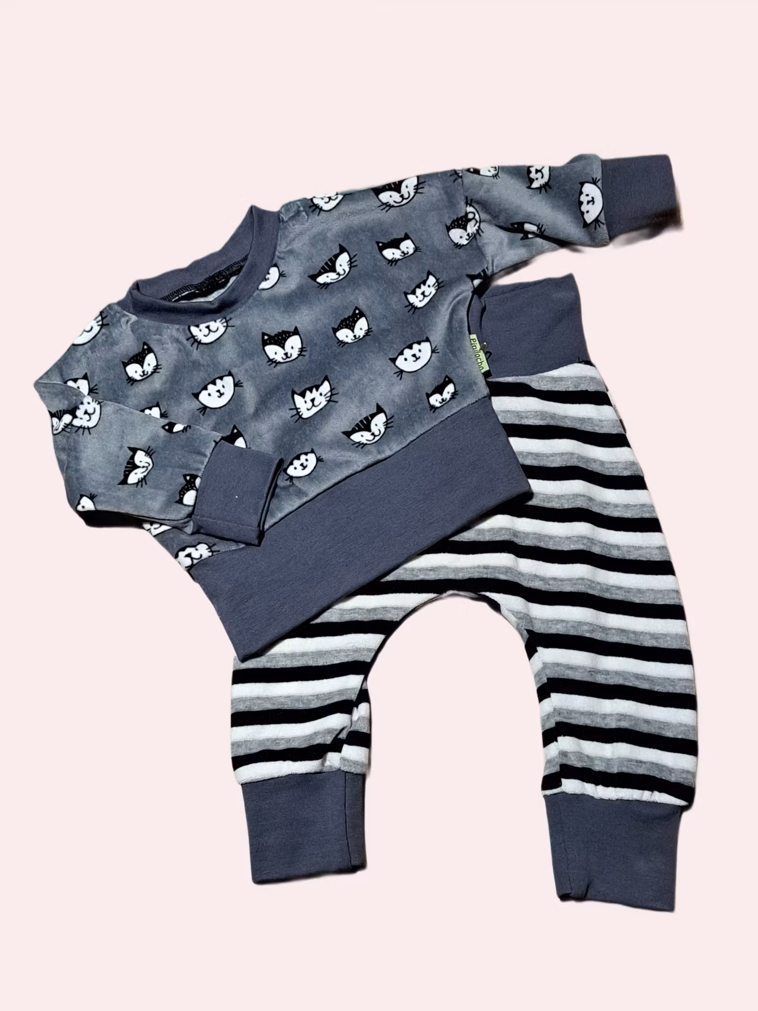 Set tröja och muddbyxa  Grå velour med katter
