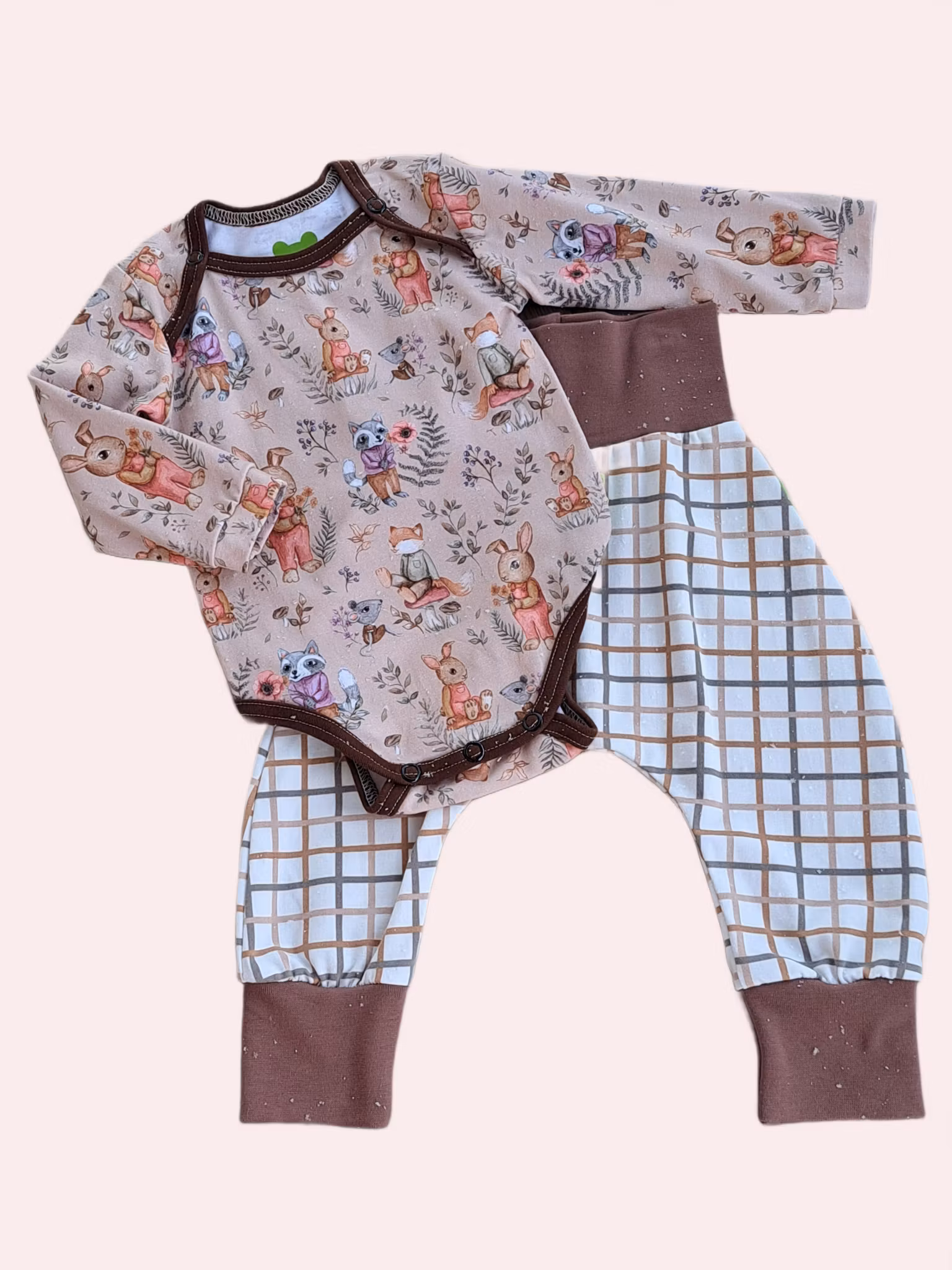 Set body och byxa Tvättbjörnar och harar