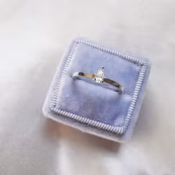 "Cassiopeia" ring in gold with a pear cut diamond