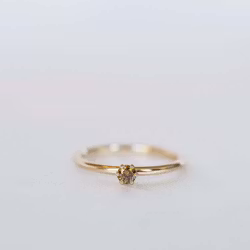 "Cordelia" guldring med diamant (välj mellan cognag, champagne eller vit)