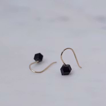 "Abisko" earrings in gold with raw garnet crystals