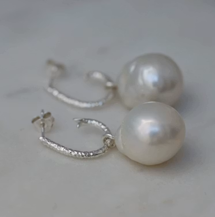 Drop hoops with a hammered surface with white baroque freshwater pearl pendants