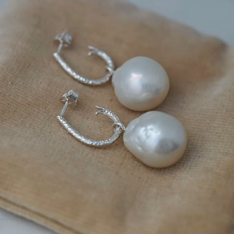 Drop hoops with a hammered surface with white baroque freshwater pearl pendants