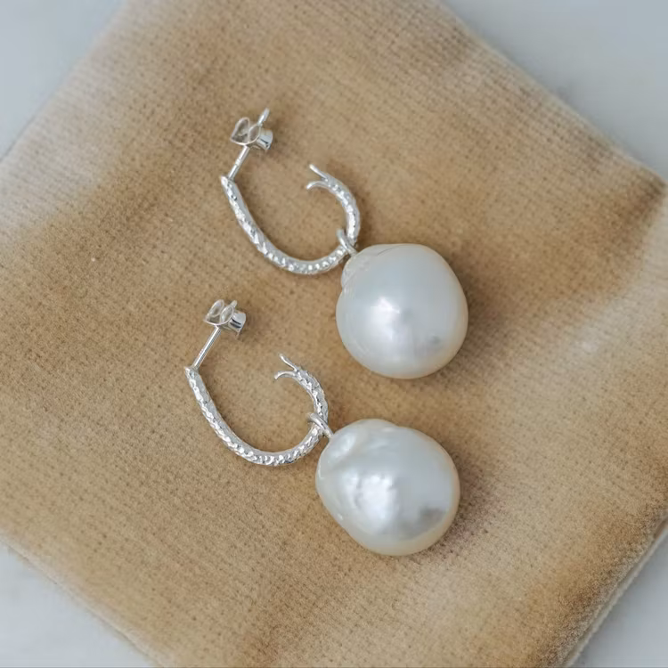 Drop hoops with a hammered surface with white baroque freshwater pearl pendants