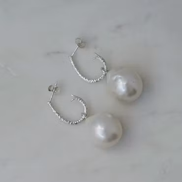 Drop hoops with a hammered surface with white baroque freshwater pearl pendants