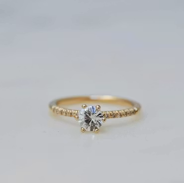 "Andromeda" in gold with a white sapphire and small diamonds