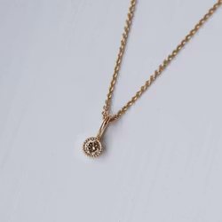 "Twinkle" pendant in gold with a 0.15ct champagne diamond