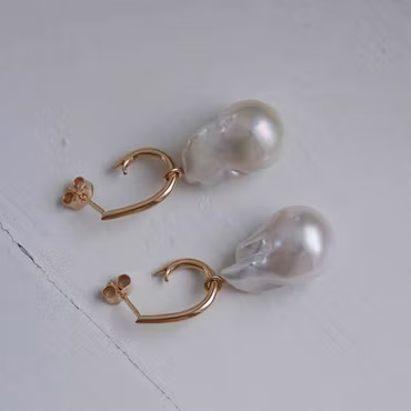 "Drop hoops" in gold with big white baroque freshwater pearl