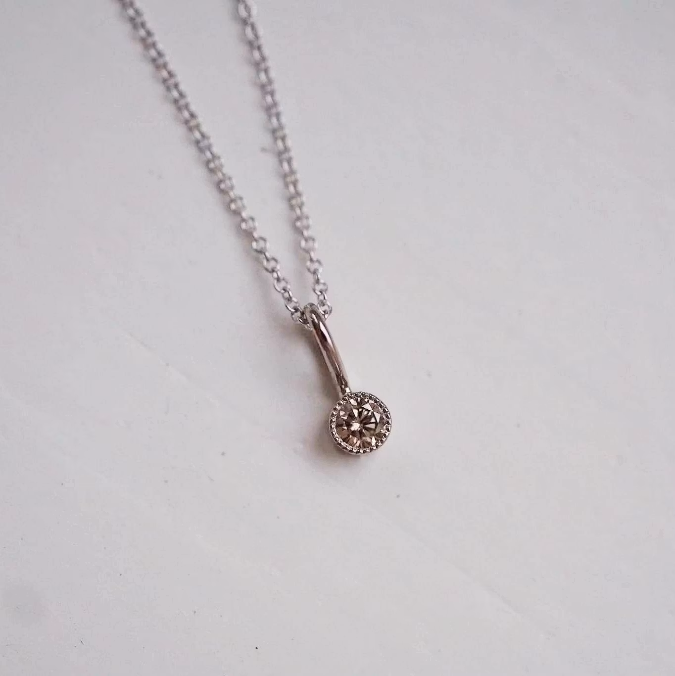 "Twinkle" pendant in white gold with a 0.15ct champagne diamond