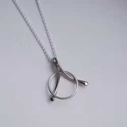 "Wishbone" ring holding pendant in white gold