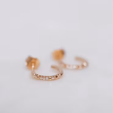 "Aurora Sparkle" hoops in gold with diamonds