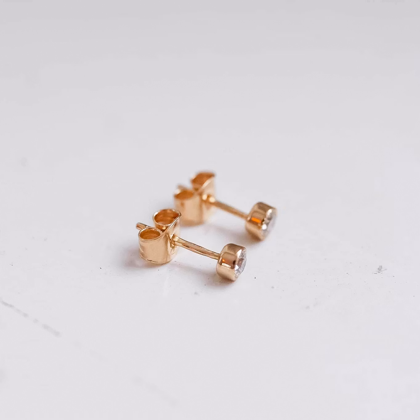 "Twinkle" earrings in gold with W/SI diamonds