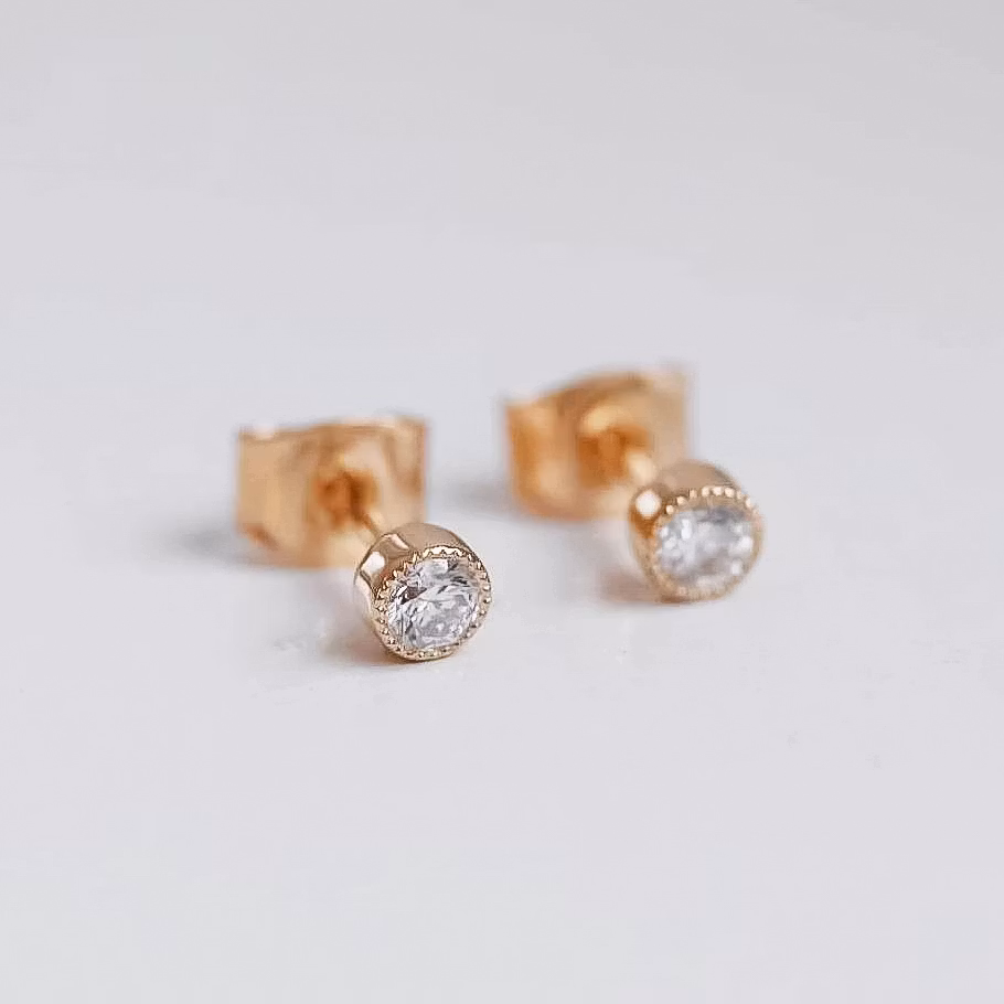 "Twinkle" earrings in gold with W/SI diamonds