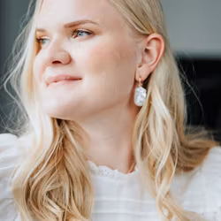 "Round Hoops" med superstora sötvattenspärlor