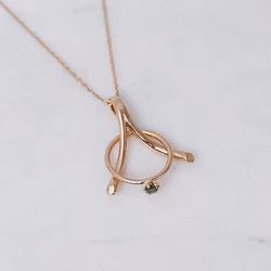 "Wishbone" ring holding pendant in gold