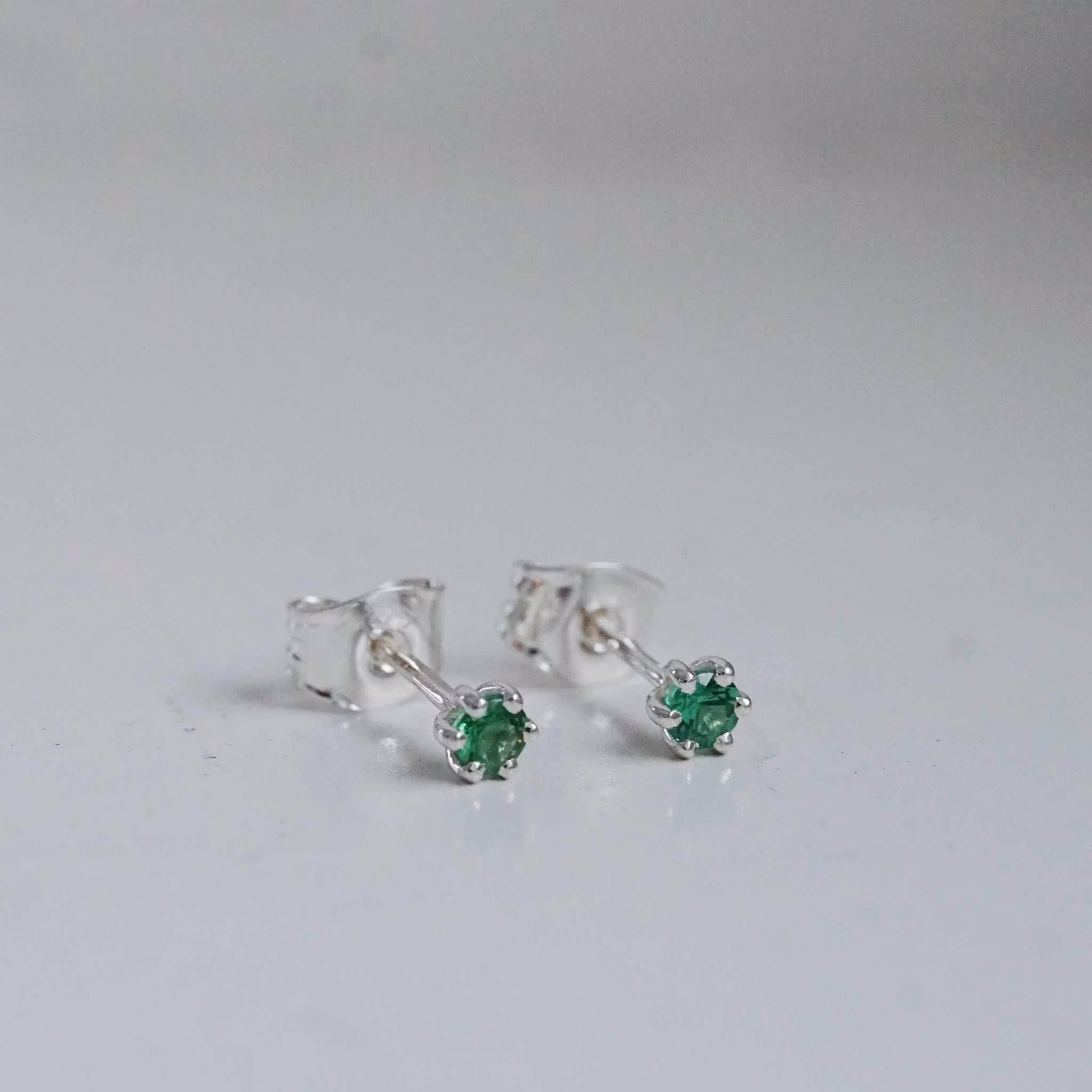"Cordelia" earstuds in silver with tsavorite