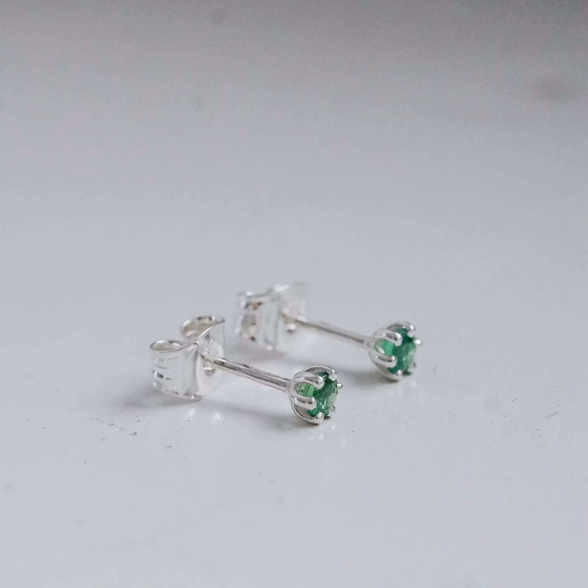 "Cordelia" earstuds in silver with tsavorite